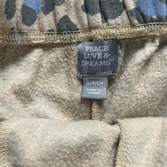 Peace love & dreams cheetah print shorts - Picture 2 of 3